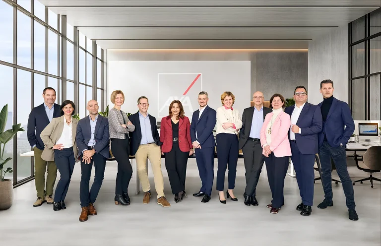 Equipo profesional durante sesión corporativa